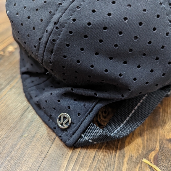 Lululemon black reflective running hat - Picture 2 of 5